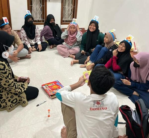 Mengasah Bahasa Inggris dengan Seru: Para Siswa FEC Menggunakan Headband Tebak-Tebakan